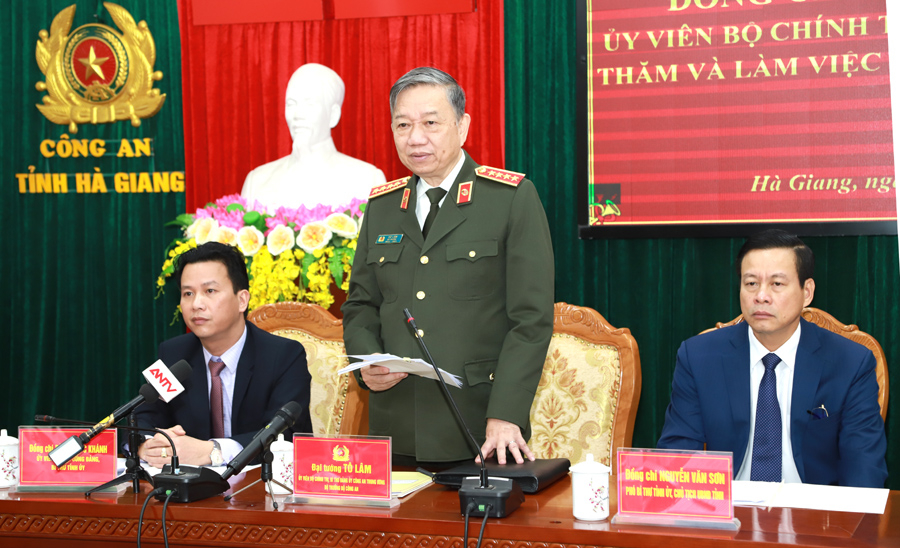 Đại tướng Tô Lâm phát biểu tại buổi làm việc, tặng quà Tết Công an tỉnh
