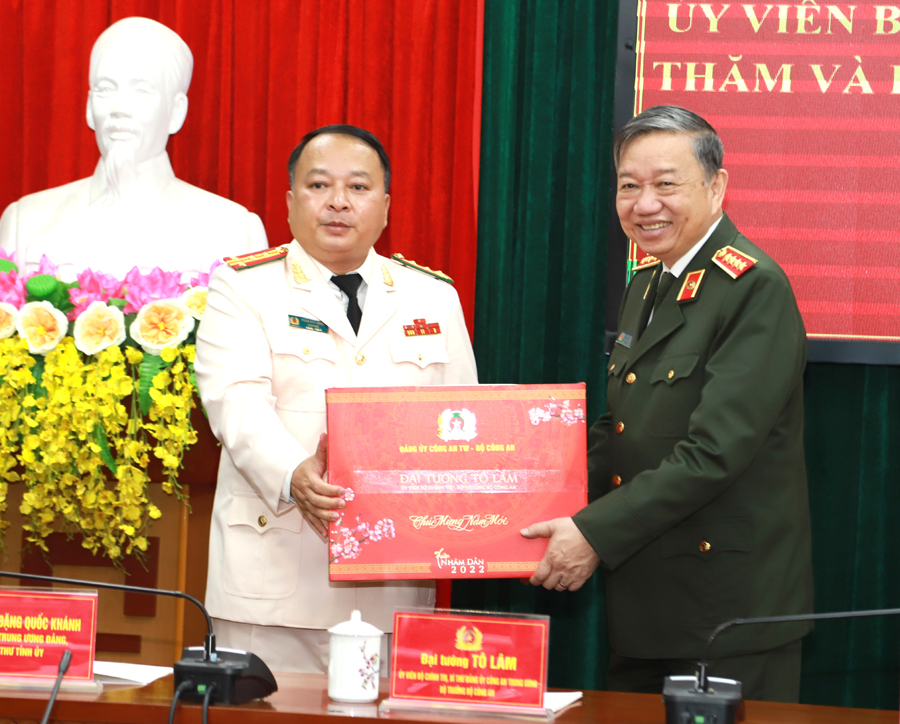 Bộ trưởng Công an Tô Lâm tặng quà Tết Công an tỉnh