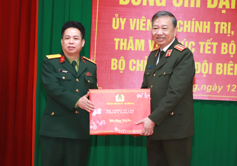 Bộ trưởng Công an Tô Lâm tặng quà Tết Bộ Chỉ huy Quân sự tỉnh