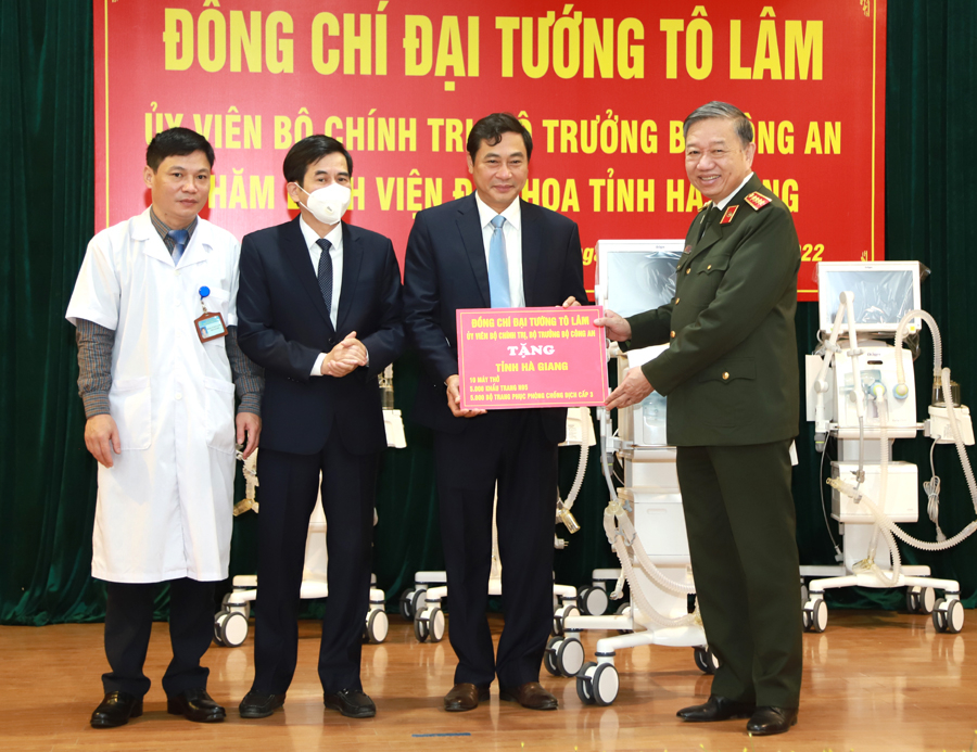 Bộ trưởng Công an Tô Lâm tặng thiết bị y tế cho lực lượng Y tế tỉnh và Bệnh viện Đa khoa tỉnh
