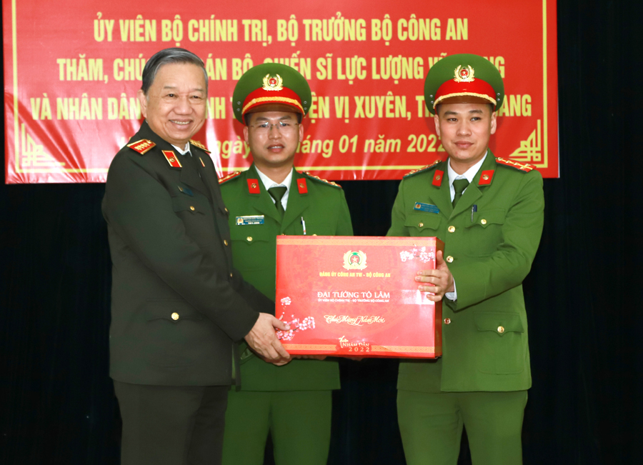 Bộ trưởng Công an Tô Lâm tặng quà Tết Công an xã Thanh Thủy