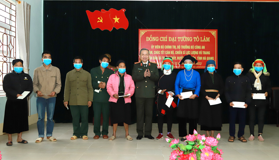 Bộ trưởng Công an Tô Lâm tặng quà Tết các gia đình chính sách, hộ nghèo xã Thanh Thủy