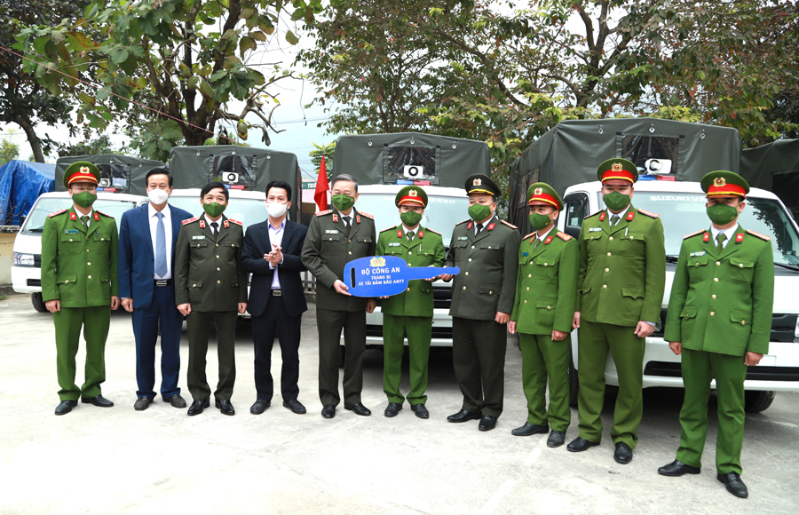 Bộ trưởng Công an Tô Lâm trao xe ô tô cho công an 5 xã biên giới huyện Vị Xuyên