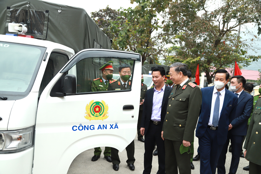 Bộ trưởng Tô Lâm kiểm tra các xe bàn giao cho công an các xã biên giới Vị Xuyên