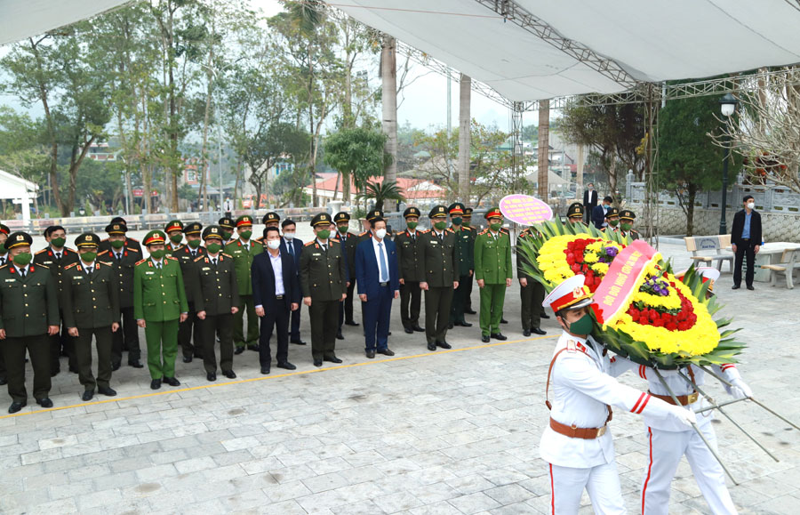 Đoàn Dâng hoa, dâng hương tại Nghĩa trang Liệt sĩ quốc gia Vị Xuyên