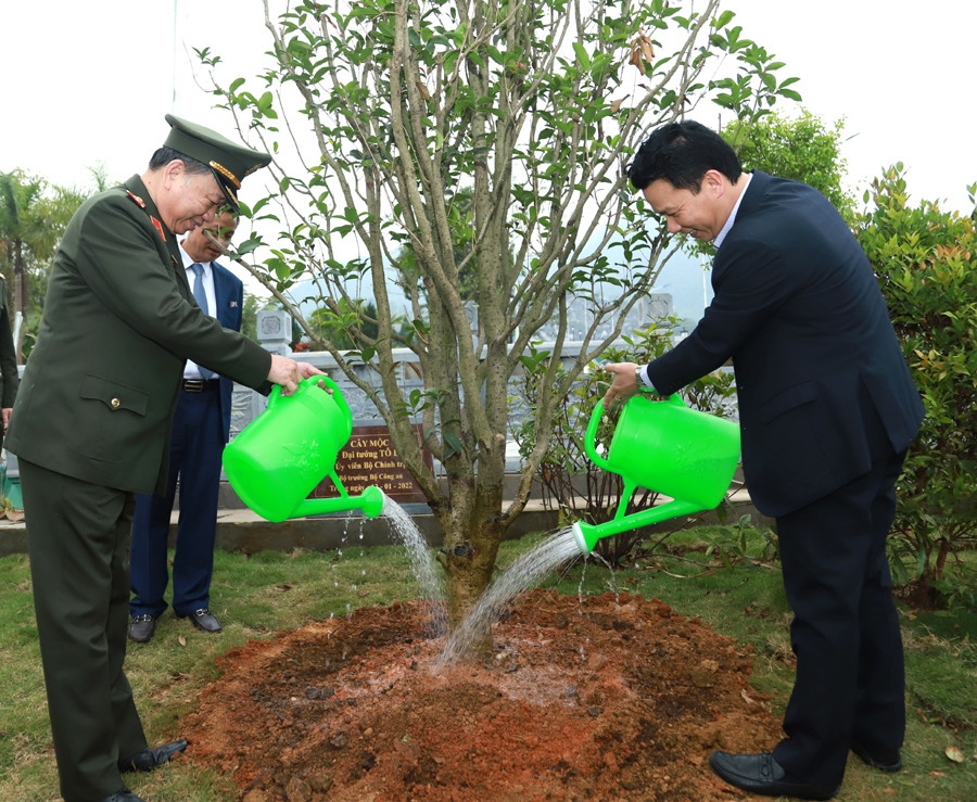 Bộ trưởng Tô Lâm trồng cây lưu niệm tại Nghĩa trang Liệt sĩ quốc gia Vị Xuyên