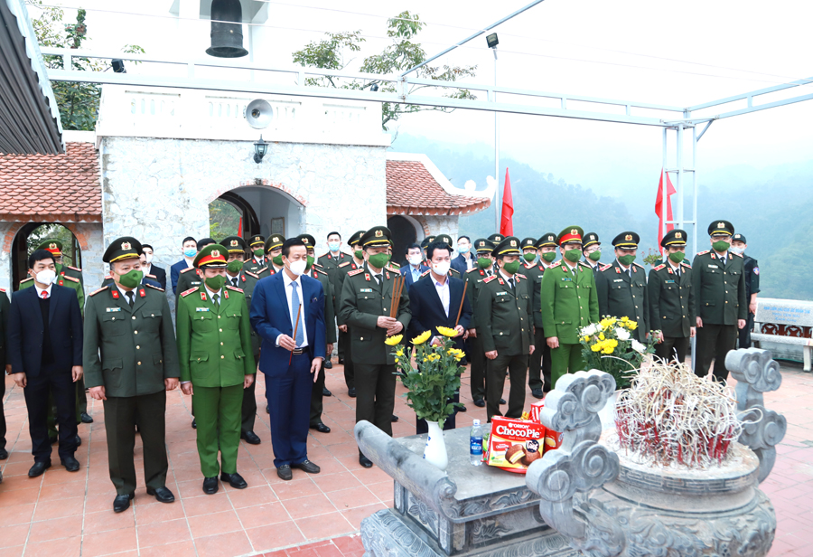 Đoàn công tác Bộ Công an và lãnh đạo tỉnh dâng hương, dâng hoa tại Đền thờ các AHLS trên Điểm cao 468