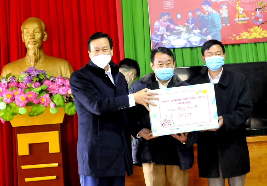 Chủ tịch UBND tỉnh Nguyễn Văn Sơn tặng quà Tết các xã biên giới huyện Xín Mần.