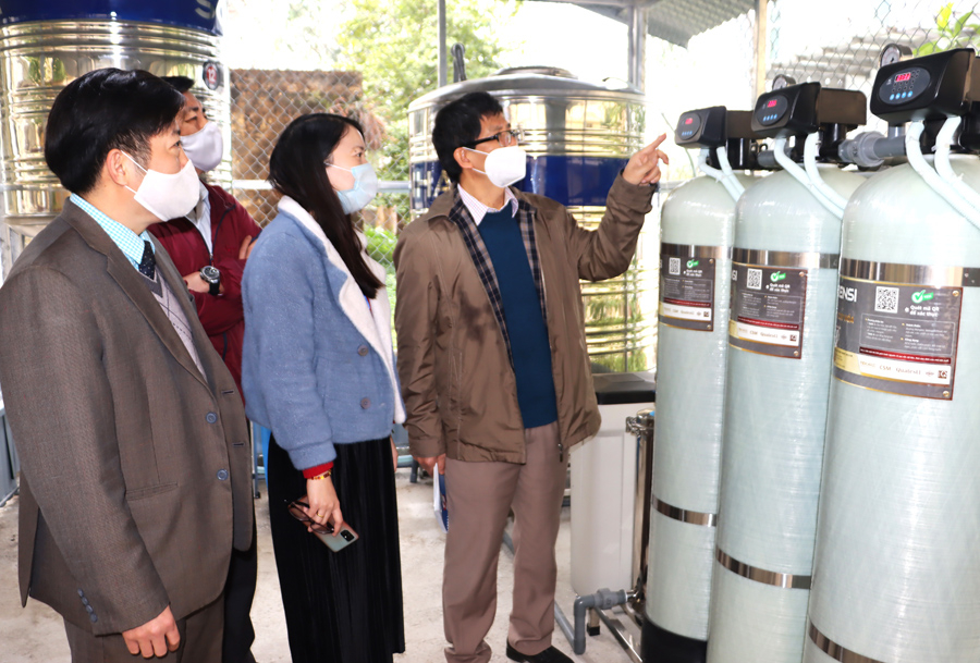 Các đại biểu tham quan mô hình lọc nước sinh hoạt và nước uống trực tiếp tại Trường Cao đẳng Kinh tế và Kỹ thuật Hà Giang.