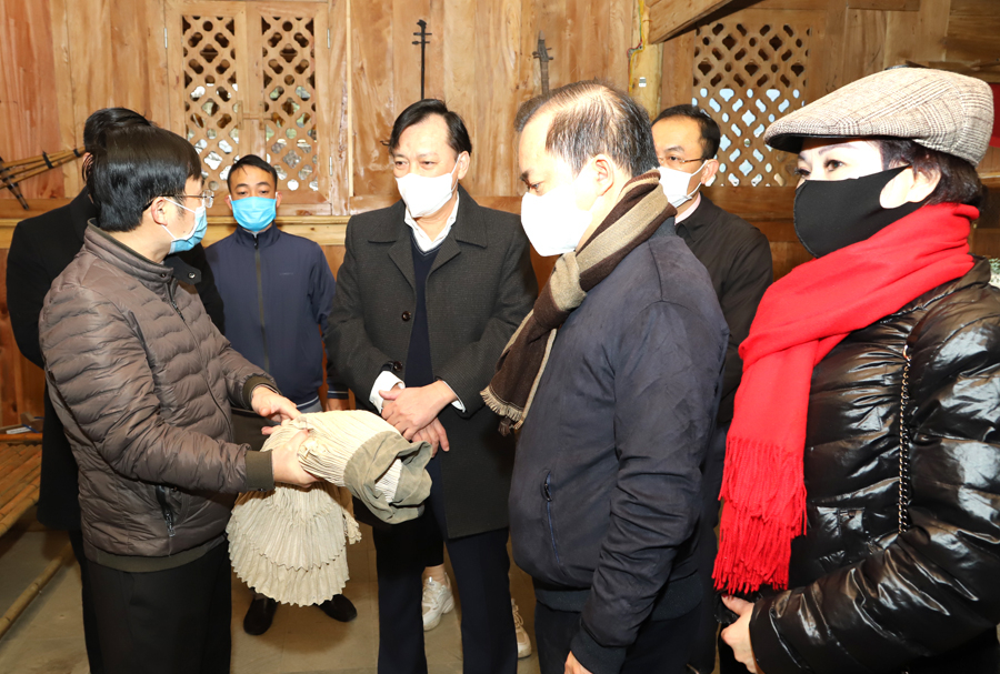 Đoàn khảo sát việc giữ gìn văn hóa truyền thống tại Làng văn hóa du lịch dân tộc Mông xã Pả Vi.