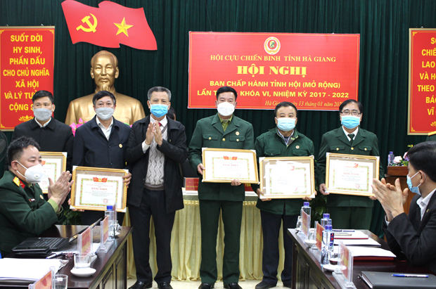 Lãnh đạo Hội CCB tỉnh trao Bằng khen của Trung ương Hội CCB Việt Nam cho các tập thể, cá nhân.