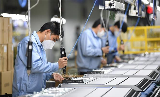 Công nhân sản xuất tại một phân xưởng của Skyworth ở Quảng Châu, thủ phủ tỉnh Quảng Đông, Trung Quốc. 