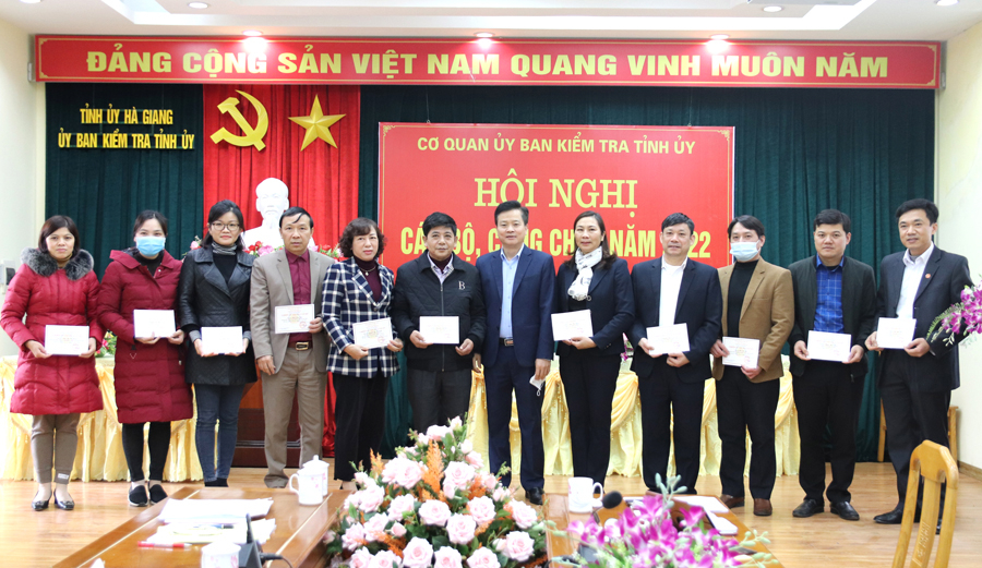 Chủ nhiệm UBKT Tỉnh ủy Trần Quang Minh tặng danh hiệu Chiến sĩ thi đua cấp cơ sở cho các cá nhân.