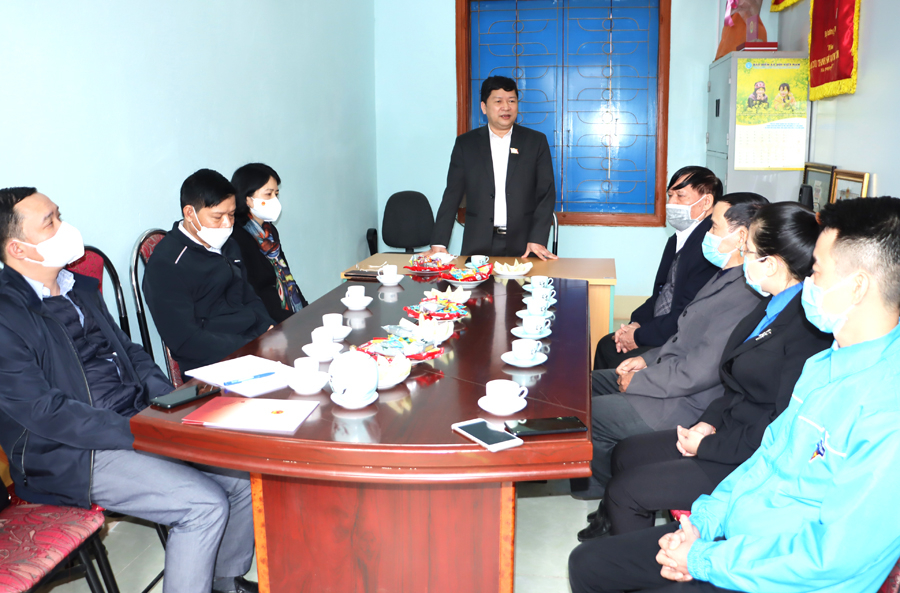 Đồng chí Tạ Văn Hạ, Phó Chủ nhiệm Ủy ban Văn hóa, Giáo dục phát biểu tại buổi làm việc.