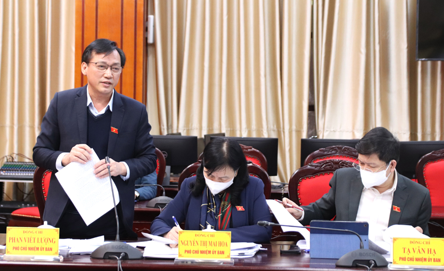 Phó Chủ nhiệm Ủy ban Văn hóa, Giáo dục Phan Viết Lượng báo cáo ý kiến của Ủy ban Văn hóa, Giáo dục về việc thực hiện chính sách pháp luật mà Ủy ban phụ trách tại tỉnh Hà Giang.
