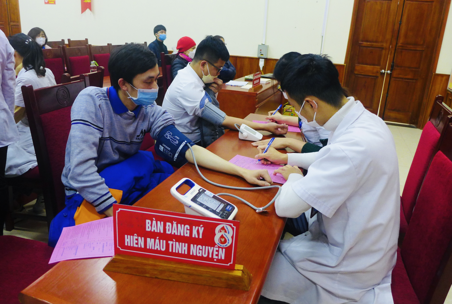 Các tình nguyện đăng ký, kiểm tra sức khỏe trước khi hiến máu tình nguyện