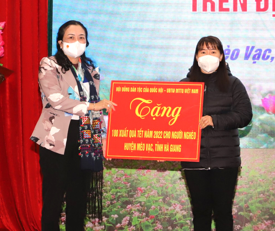 Phó Chủ tịch Hội đồng Dân tộc của Quốc Hội, Trần Thị Hoa Ry trao 100 suất quà của Ủy ban T.Ư MTTQ Việt Nam cho đại diện MTTQ huyện Mèo Vạc.