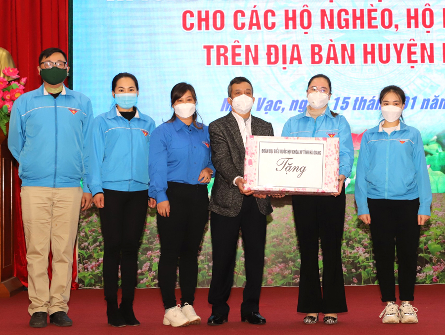 Giám đốc Công ty Điện lực Hà Giang, Hoàng Văn Thiện và Đoàn Thanh niên của Công ty trao quà cho Huyện đoàn Mèo Vạc.