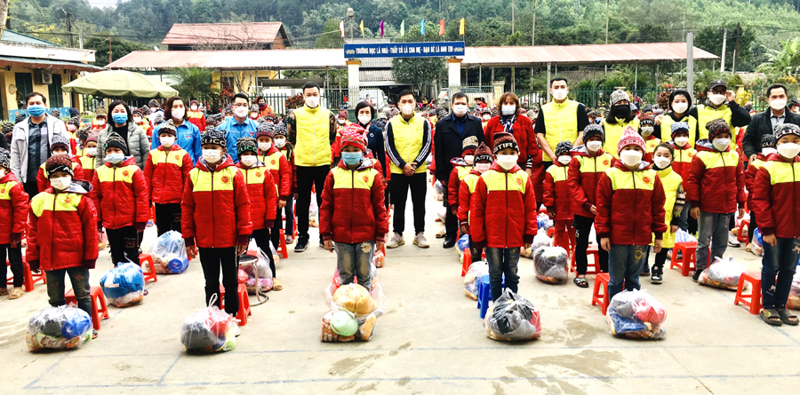 Đại diện các đơn vị tặng quà cho học sinh Trường phổ thông dân tộc bán trú Tiểu học Thuận Hòa.
