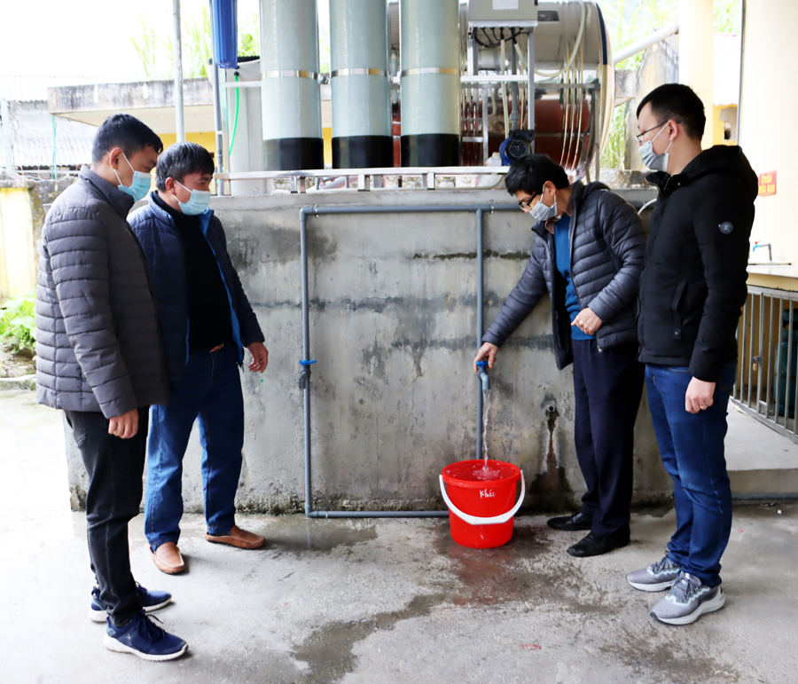 Cán bộ Liên hiệp các Hội Khoa học và Kỹ thuật tỉnh kiểm tra công trình lọc nước tại Trường Mầm non xã Sủng Là.