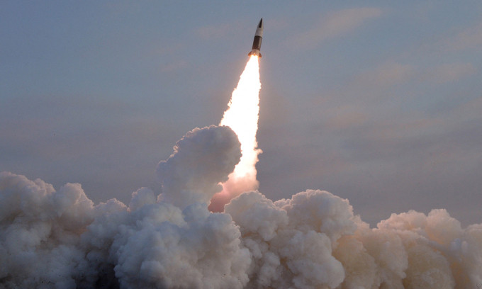Tên lửa đạn đạo chiến thuật Triều Tiên rời bệ phóng trong thử nghiệm ngày 17/1.